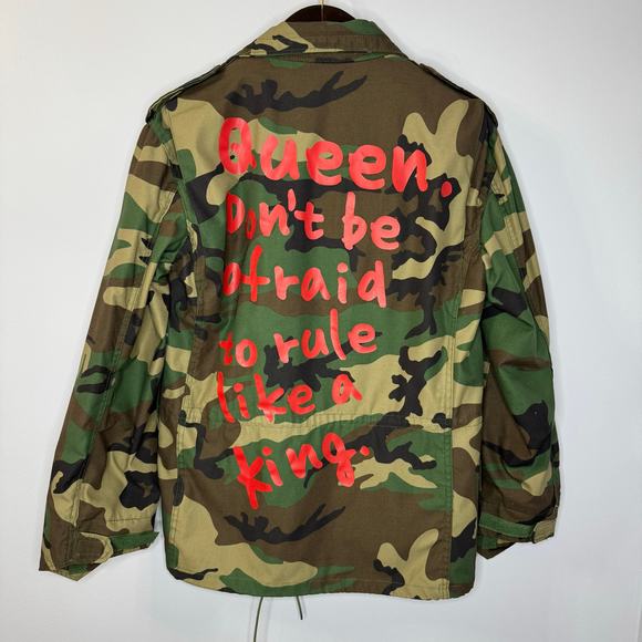 Mess in a Bottle Camo Army Jacket Queen Don't Be Afraid to Rule Like a King Sz S - Picture 1 of 9